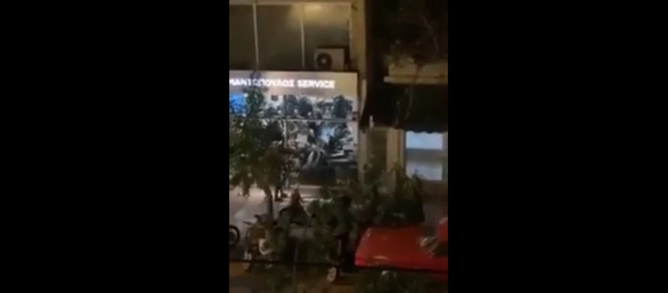 Νέα Σμύρνη: Κυβερνητικές δυνάμεις εισβάλουν σε κατάστημα και ξυλοκοπούν πολίτες! - Δείτε βίντεο